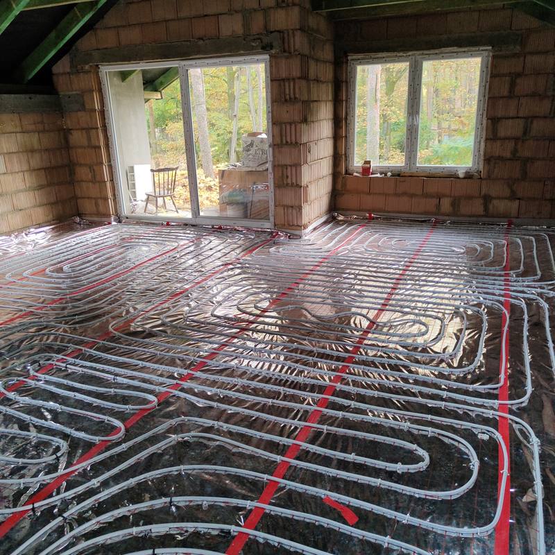 Rozległe ogrzewanie podłogowe w salonie domu jednorodzinnego — HYDRO-GER Łódź